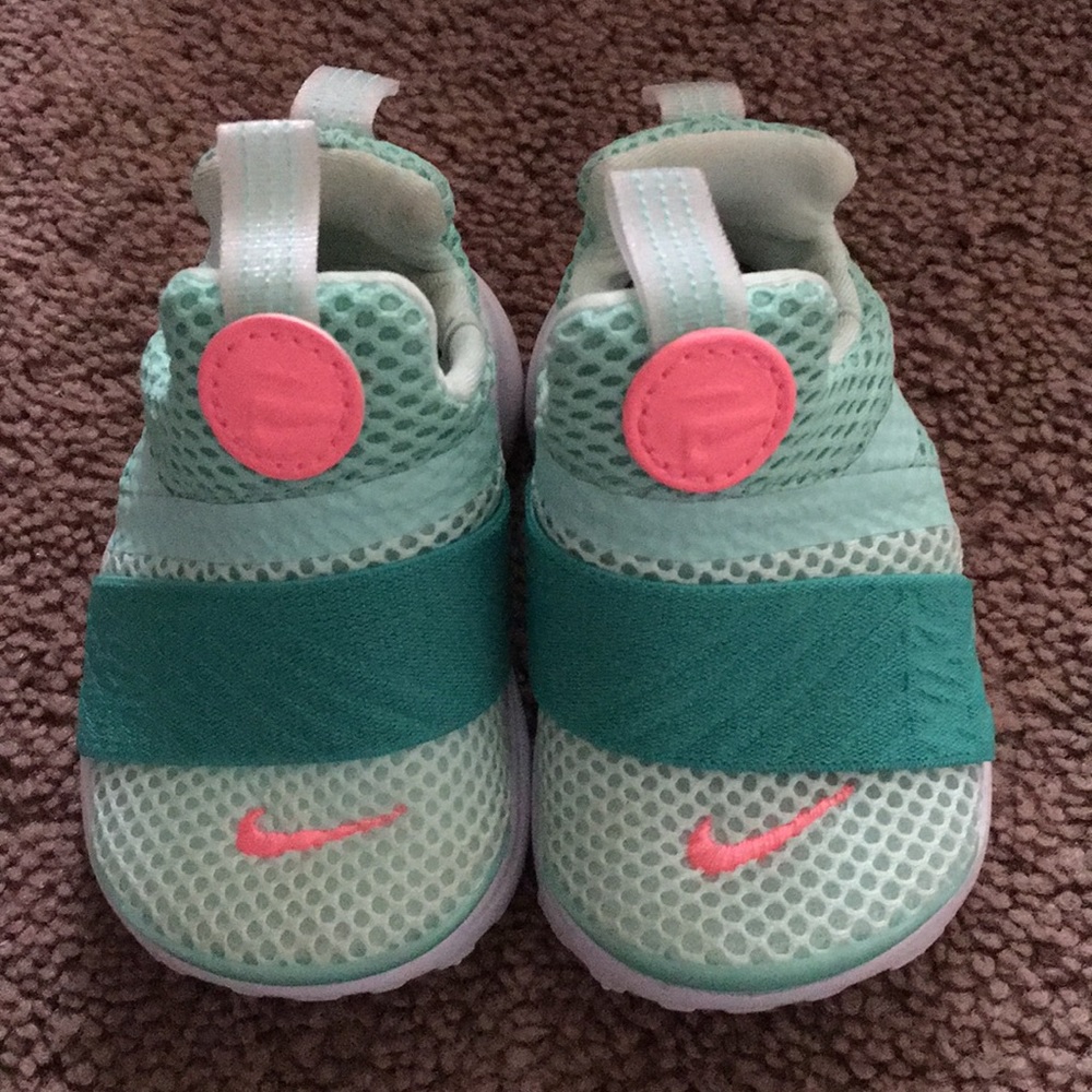 Used nike sneakers (toddler girl size 3)